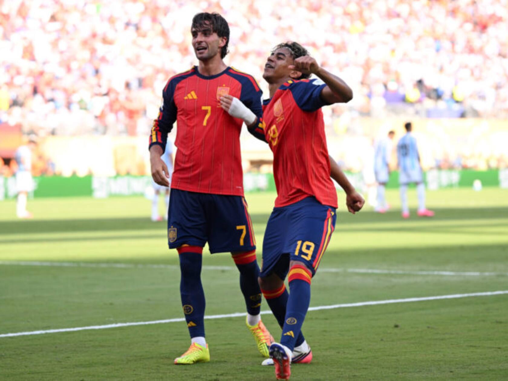 Lamine Yamal oraz strzelec bramki Ferran Torres.