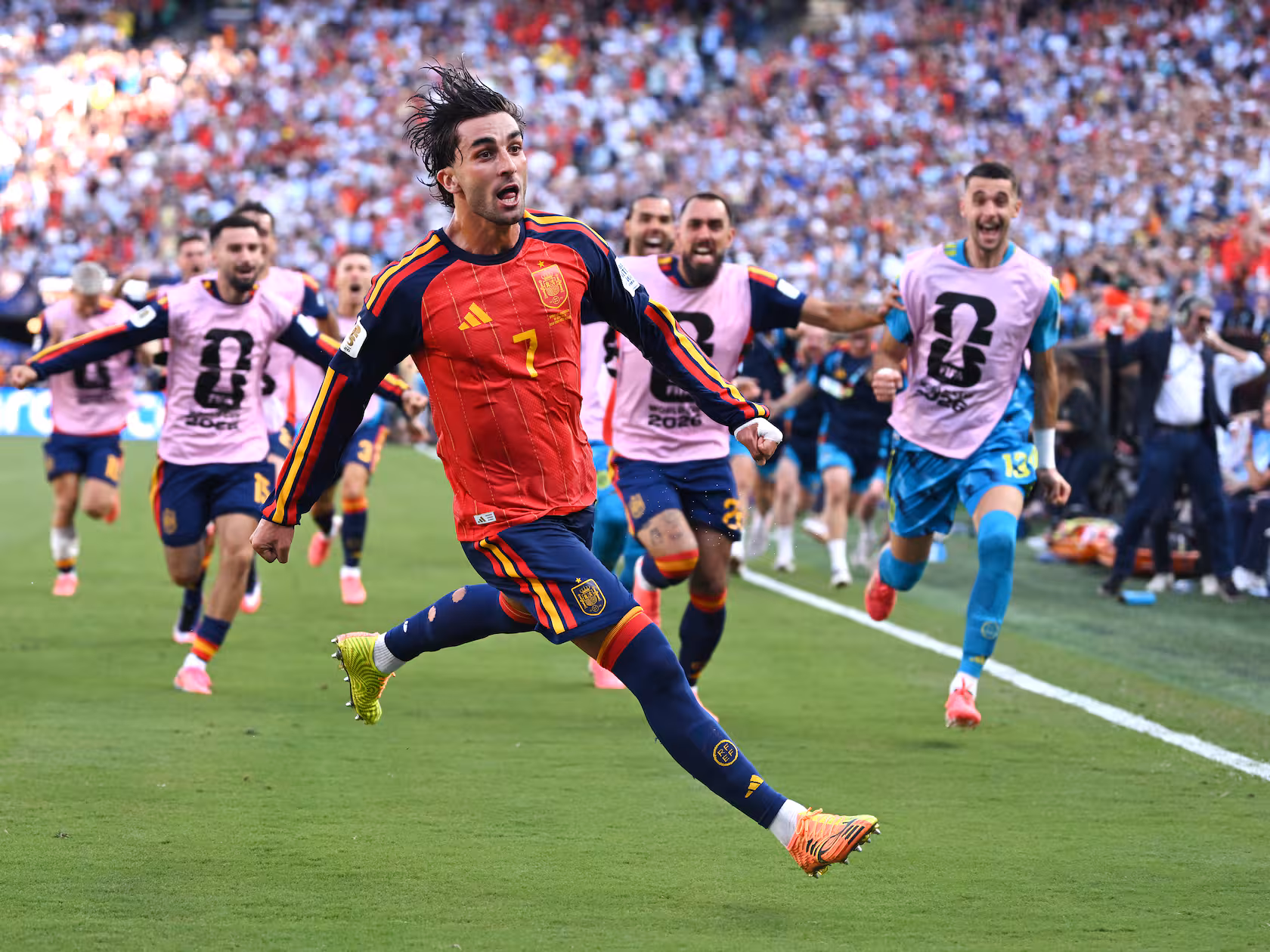 Ferran Torres triumfuje po strzeleniu gola.