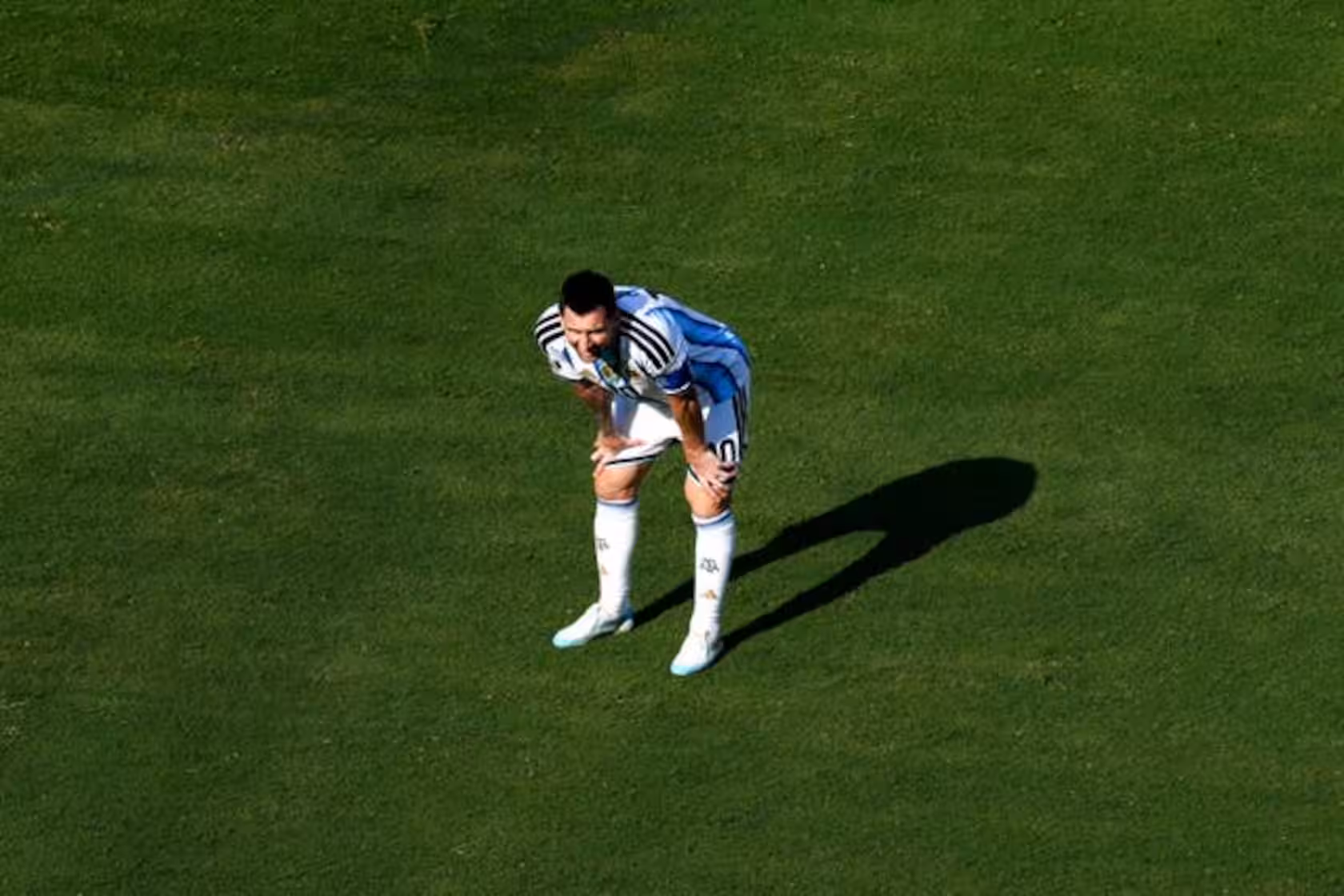 Leo Messi po końcowym gwizdku i przegranym meczu przez Argentynę.