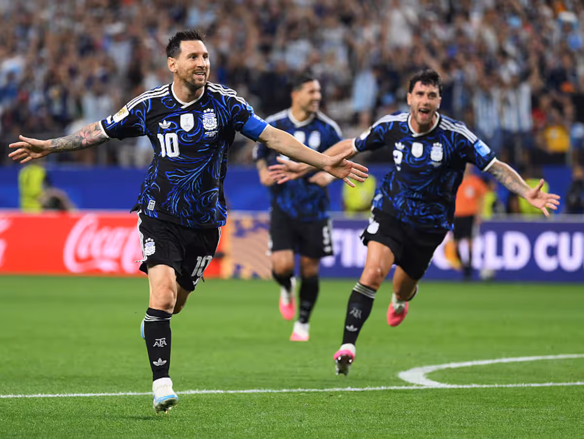Lionel Messi triumfuje po strzelonym golu.