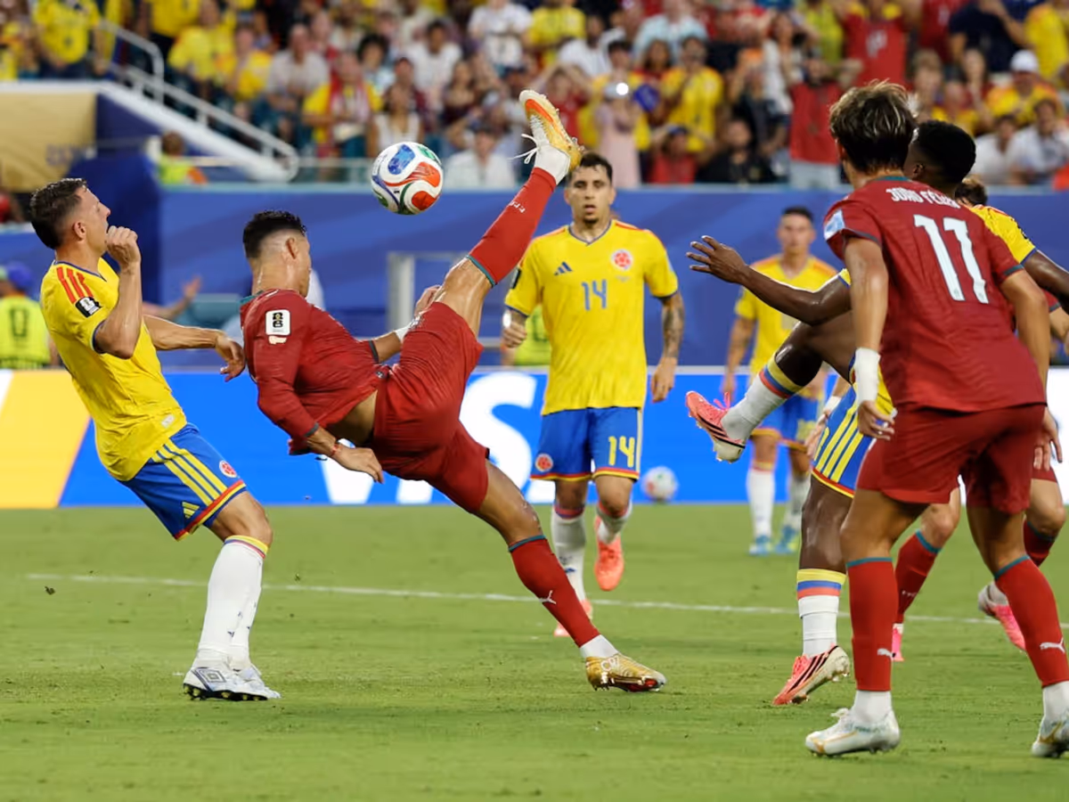 Cristiano Ronaldo oddaje strzał na bramkę.