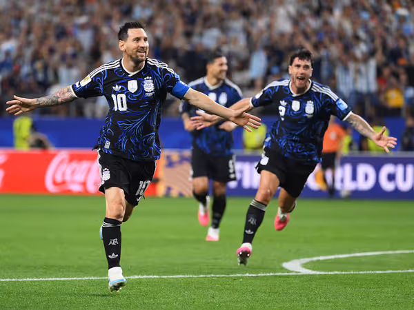 Lionel Messi triumfuje po strzelonym golu.