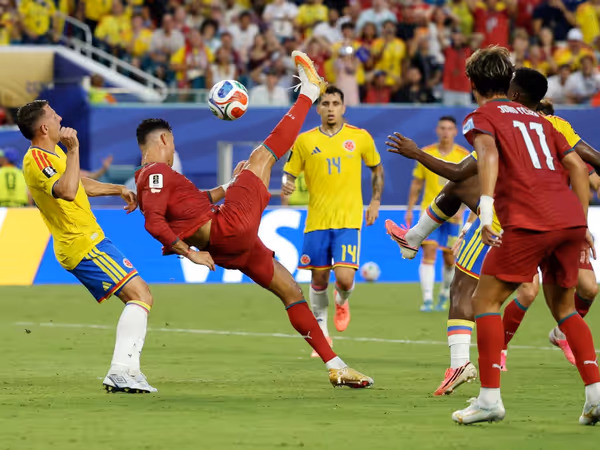 Cristiano Ronaldo oddaje strzał na bramkę.