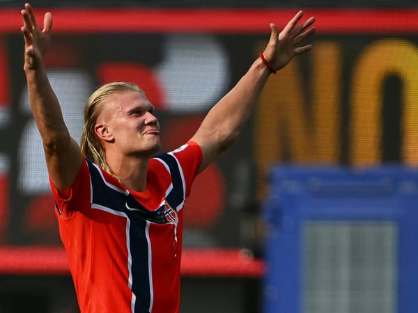 Erling Haaland triumfuje po strzeleniu gola.